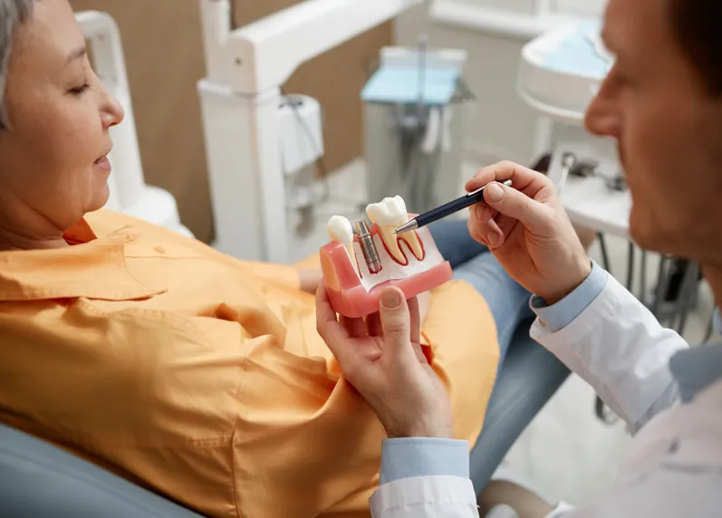 Illustration comparing full and partial dentures with dental implants